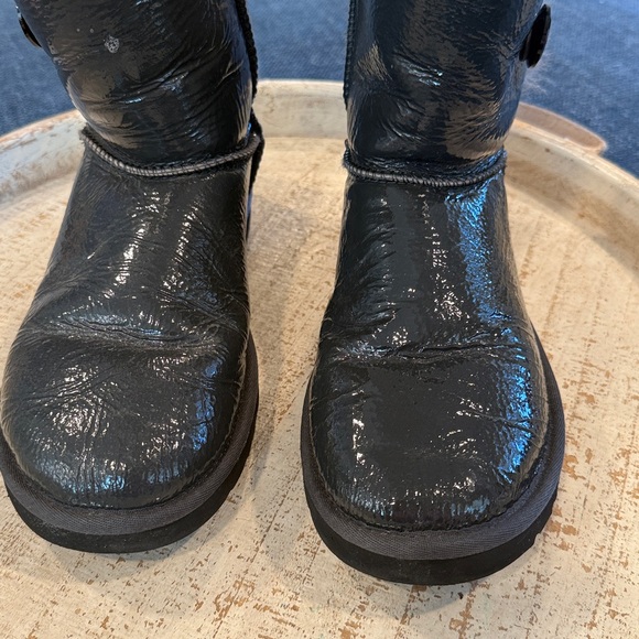 UGG Women’s Bailey Button Mirage Button Ankle Boots Gray Patent Size  8 Snow Fur - Picture 5 of 9